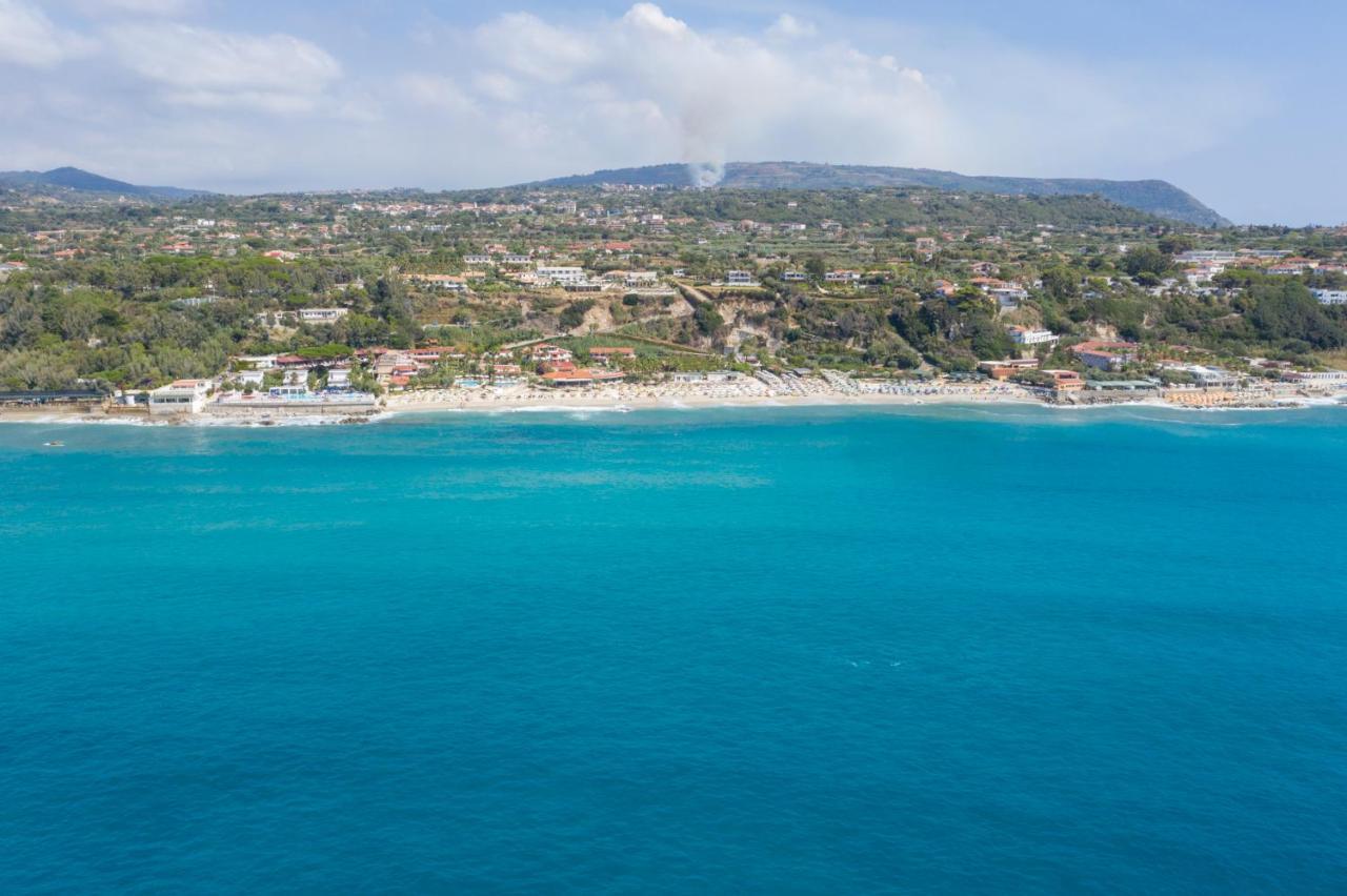 La Meridiana Aparthotel Ricadi Buitenkant foto